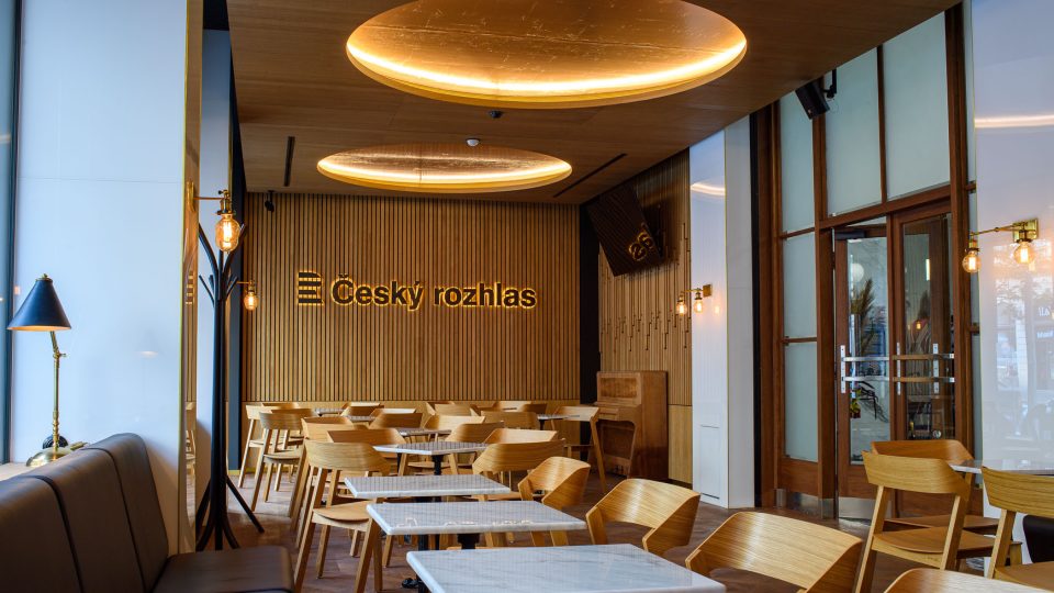 Kavárna ve stylu třicátých let byla představena k devadesátému výročí zahájení stavby historické budovy Vinohradská 12.