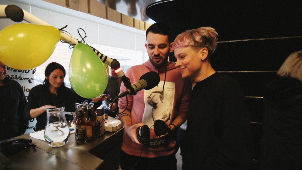 Moderátoři Filip Titlbach a Bára Šichanová. Radio Wave oslavilo 13. narozeniny