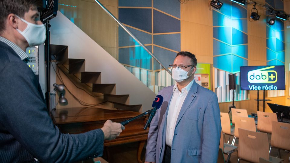 Generální ředitel Českého rozhlasu poskytuje rozhovor České televizi