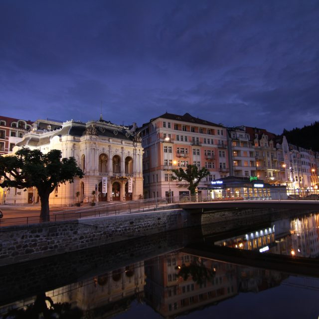Divadelní náměstí Karlovy Vary | foto: Petr Lněnička