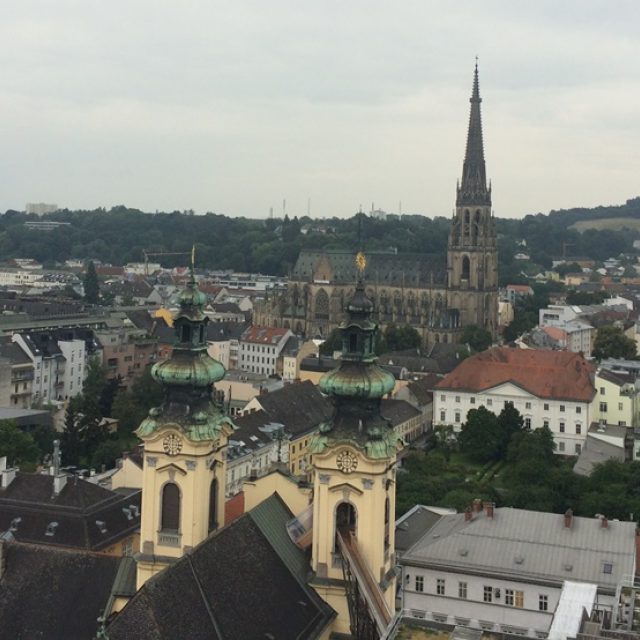 Výhled na rakouský Linec z prohlídkové trasy po střechách města