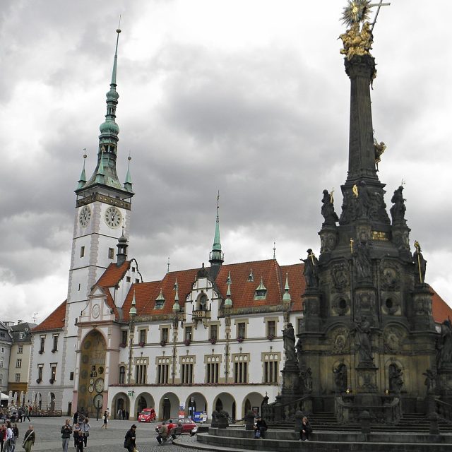 Sloup Nejsvětější Trojice a olomoucká radnice | foto: Miroslav Kobza,  Český rozhlas