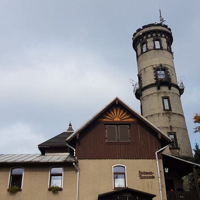 Rozhledna na vrcholu Hochwald je sousední stavbou s pár set metrů vzdálenou chatou,  kde byl realizován lov DAB+ signálů. | foto: Lukáš Polák,  Český rozhlas