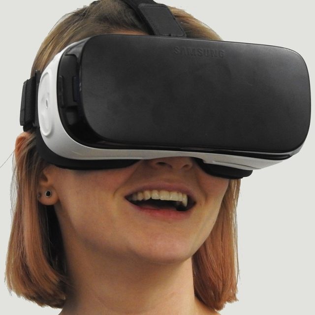 Pro vstup do virtuální reality je třeba speciálních brýlí. | foto: Fotobanka Pixabay