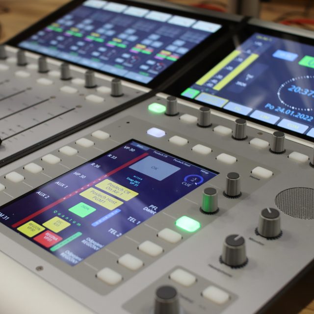 Odbavovací pult rozhlasové stanice  (ilustrační foto) | foto: Rostislav Šebesta,  Český rozhlas