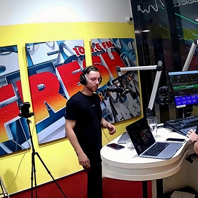 Studio ostravské rozhlasové stanice Fresh rádio | foto: YouTube kanál Fresh radia