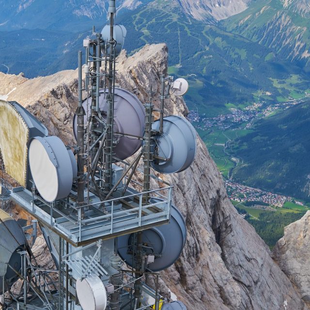 Antenní systém na alpském masivu Zugspitze pokrývá signálem bavorský Garmisch-Partenkirchen | foto: Shutterstock