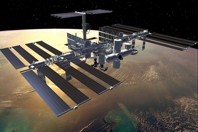 Mezinárodní vesmírná stanice je hotova a má šestičlennou posádku | foto:  NASA