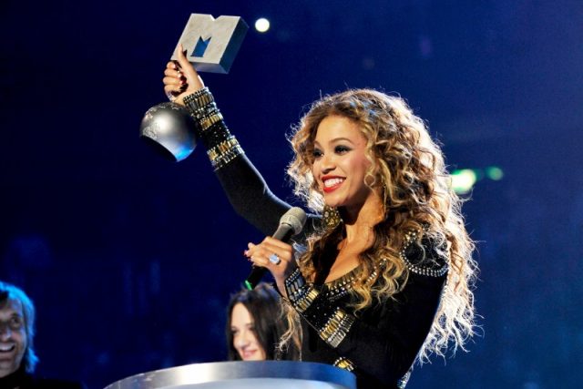Beyoncé při přebírání ceny za nejlepší videoklip | foto: Getty Images,   Imagenet,  MTV Networks Europe  (Press Office)