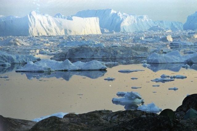 Tající obrovské ledovcové kry | foto: licence Creative Commons Attribution-ShareAlike 2.5,  Michael Haferkamp