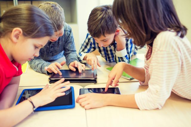 Děti při práci na tabletech  (ilustrační foto) | foto: Shutterstock