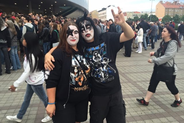 Fanoušci americké rockové skupiny Kiss před pražskou O2 arenou | foto: Vojtěch Koval