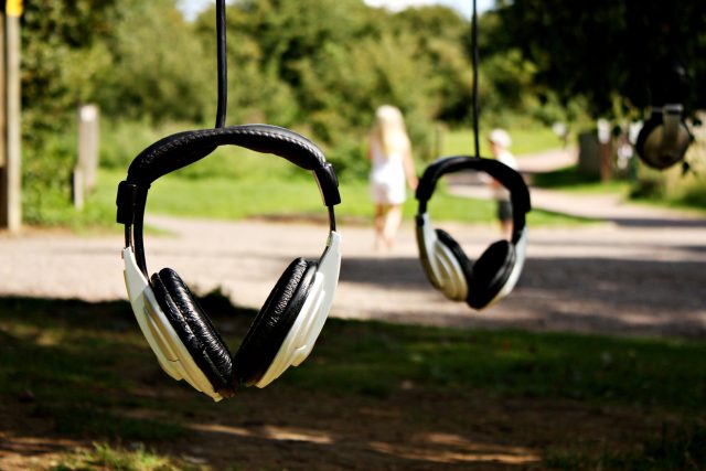 Poslouchat -poslech -hudba -stream - v parku - sluchátka | foto: Creative Commons Attribution-NonCommercial-ShareAlike 2.0 Generic,   abrinsky