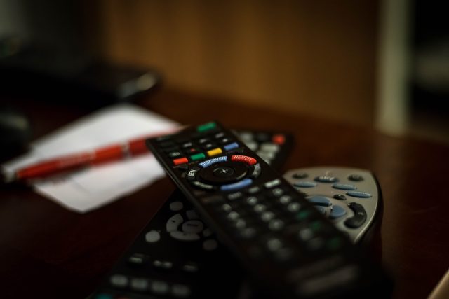 Dálkové ovládání,  televize,  tlačítka  (ilustrační foto) | foto: Fotobanka Pixabay