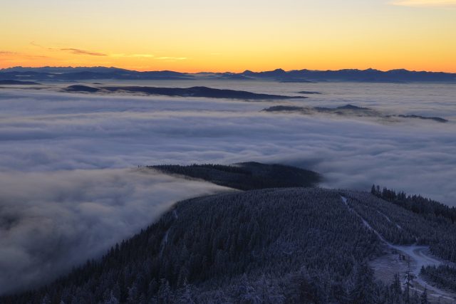 Typická podoba inverzního počasí pohledem z hor. | foto: Petr Lukeš