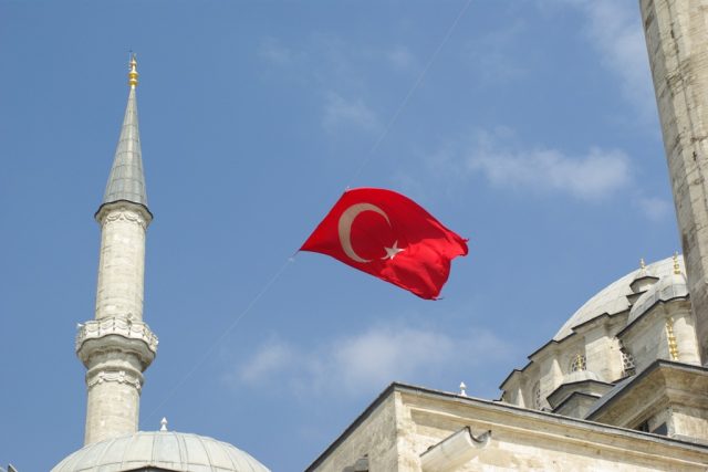 Turecká vlajka nad Fatihovou mešitou | foto: Štěpán Macháček,  Český rozhlas