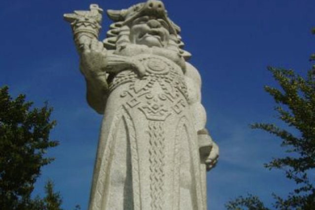 Nezaměnitelnou dominantou Radhoště je socha slovanského boha Radegasta. | foto:  Martin-CR,   CC BY 2.5