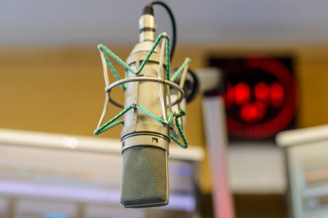Rozhlasový mikrofon ve vysílacím studiu | foto: Khalil Baalbaki,  Český rozhlas