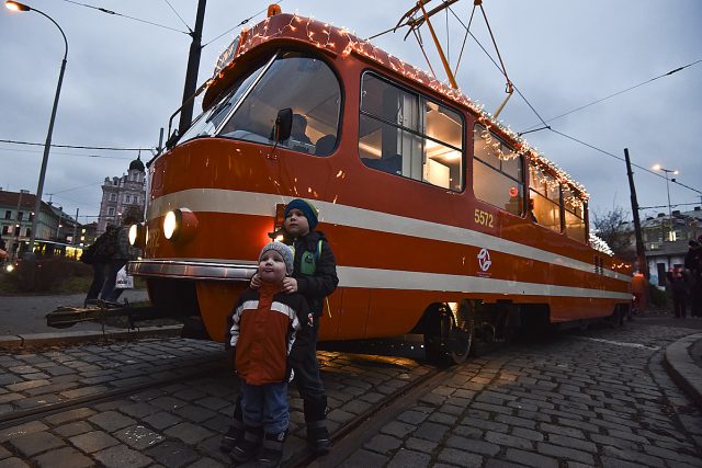 Mazací tramvaj,  která se stala oblíbenou součástí Slow TV | foto: Filip Jandourek