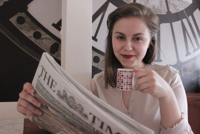 Dívka s britským deníkem The Times  (ilustrační foto) | foto: Sebastian Matůš