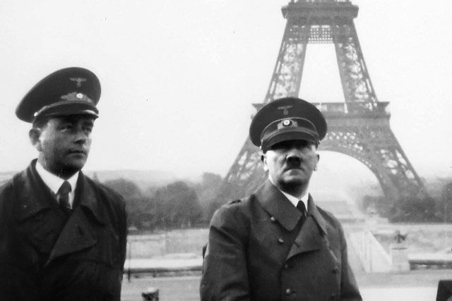 Adolf Hitler a Albert Speer v Paříži  (1940) | foto: Public domain,   National Archives and Records Administration