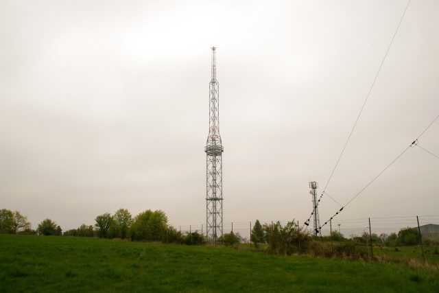 Vrcholu kopce Předina dnes dominuje středovlnný vysílač vysoký 155 metrů | foto: Miroslav Kobza,  Český rozhlas