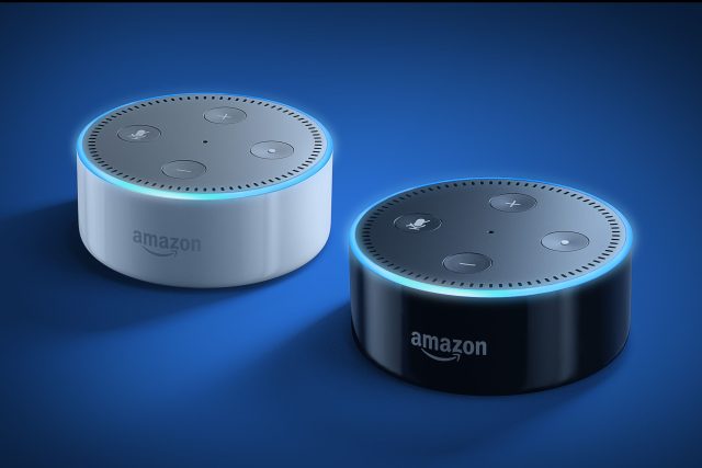 Chytré reproduktory Amazon Echo Dot v bílé a černé barvě | foto: Amazon - Press Room
