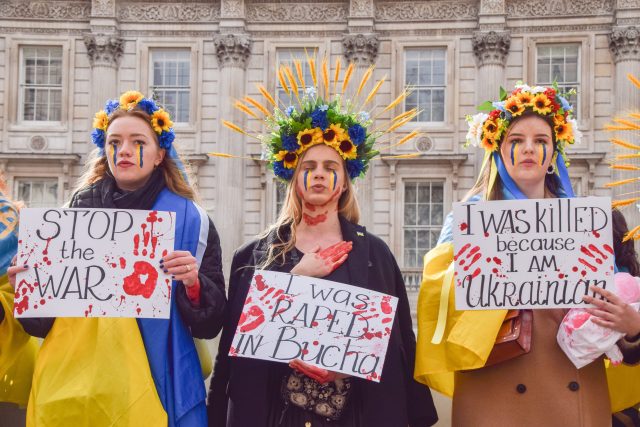 ukrajinské dívky protest Buča | foto: Profimedia