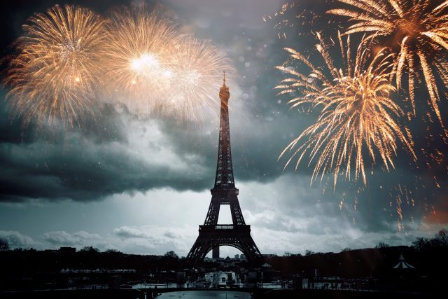 Eiffelova věž,  Paříž,  ohňostroj  (ilustrační foto) | foto: Profimedia