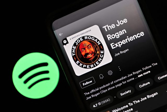 Joe Rogan a jeho podcast na Spotify | foto: Profimedia