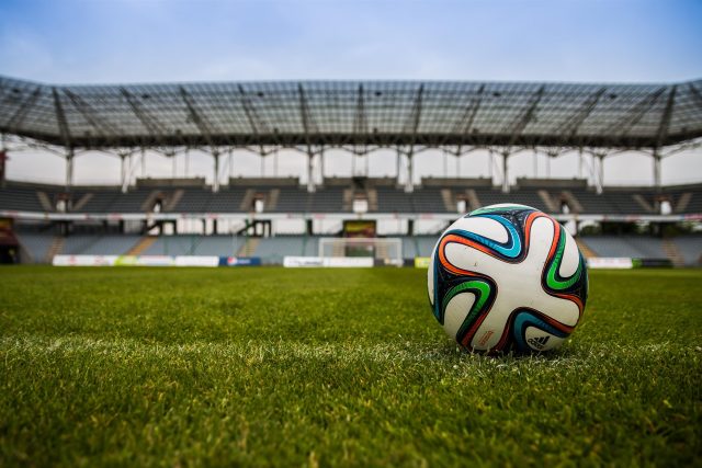 fotbalový míč,  prázdný stadion | foto: pxhere,  CC0 1.0
