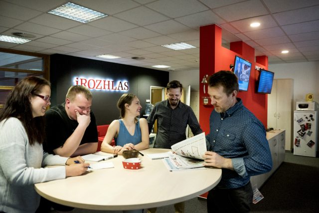 Newsroom zpravodajského webu iROZHLAS.cz. | foto: Khalil Baalbaki,  Český rozhlas,  Český rozhlas