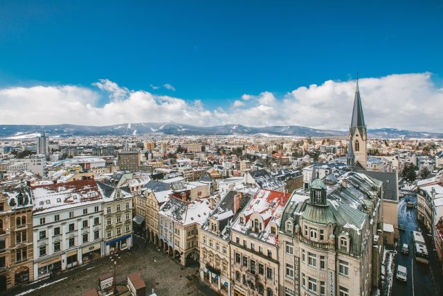 Panorama města Liberce s hřebenem Ještědu v pozadí z ochozu radniční věže na Náměstí Dr. E. Beneše | foto: Jana Volková,  Český rozhlas