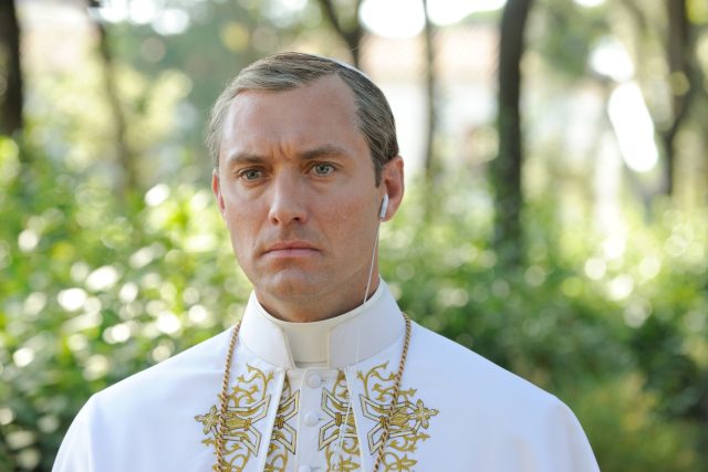 Jedním z hlavních taháků videotéky je seriál Mladý papež,  v němž exceluje Jude Law. | foto: HBO Europe