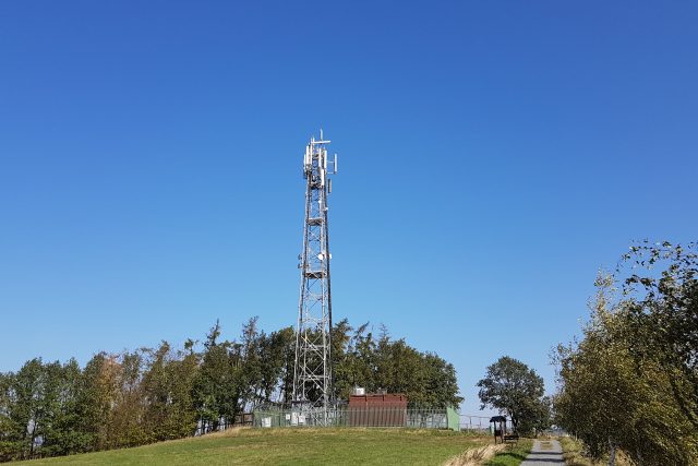 Telekomunikační vysílač tuzemských mobilních operátorů nedaleko obce Senohraby | foto: Lukáš Polák,  Český rozhlas