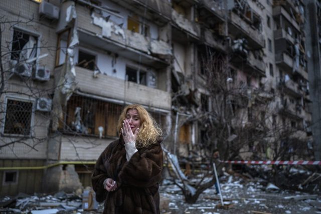 Raketový útok donutil obyvatele Kyjeva k útěku | foto: Emilio Morenatti,  ČTK/AP