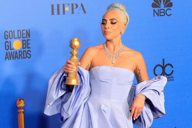 Zpěvačka a herečka Lady Gaga na slavnostním večeru k udílení filmových cen Zlatý glóbus | foto: Joe Seer,  Shutterstock