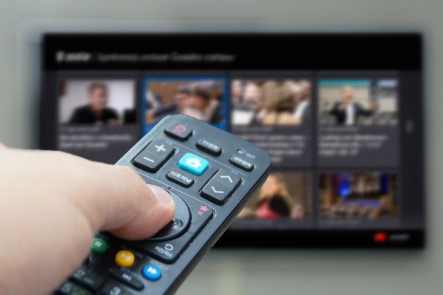 Polští diváci získají stejně jako ti čeští doplňkové služby,  pokud si svůj DVB-T2 televizor nebo set-top box připojí k internetu | foto: Shutterstock