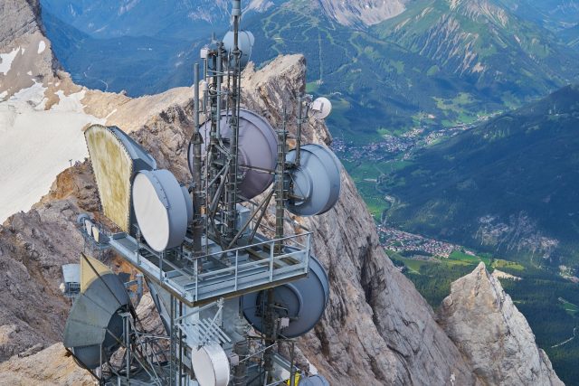 Antenní systém na alpském masivu Zugspitze pokrývá signálem bavorský Garmisch-Partenkirchen | foto: Shutterstock