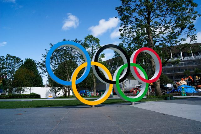 Olympijské kruhy před národním stadionem v Tokiu | foto: Profimedia