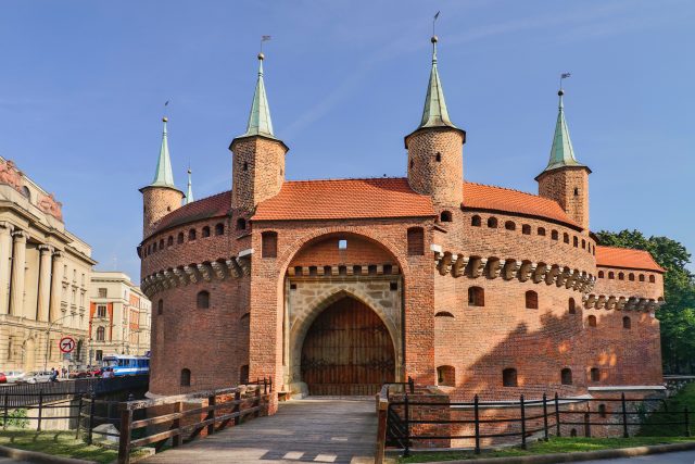 Pohled na Barbakán od Floriánské brány,  Krakov | foto: Profimedia