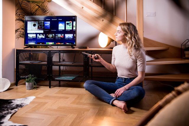 Žena ve svém bytě sleduje O2TV | foto: O2 Czech Republic