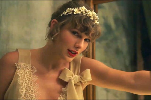 Zpěvačka Taylor Swift v jednom ze svých starších videoklipů | foto: Profimedia