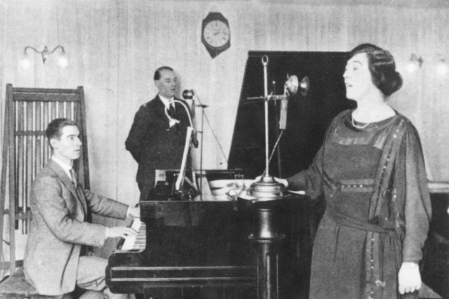 První dny vysílání stanice BBC: duet Olive Sturgessové a Johna Huntingdona v budově BBC Marconi House  (1922) | foto: Profimedia