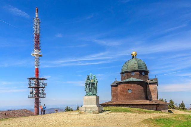 Kaple sv. Cyrila a Metoděje a vysílací anténa na Radhošti | foto: Shutterstock