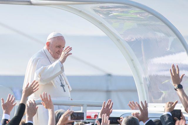 Papež František přijíždí na mši do slovenského Šaštína | foto: Fotobanka Profimedia