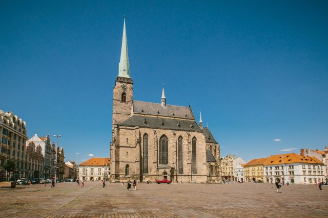 Katedrála sv. Bartoloměje stojí neobvykle uprostřed Náměstí Republiky | foto: Jana Volková