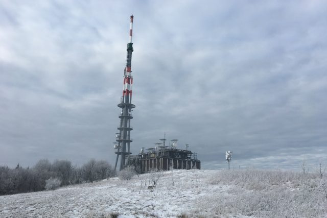 Velká Javořina je známá také díky charakteristickému vysílači,  který po rozdělení státu připadl Slovensku | foto: Ľubomír Smatana,  Český rozhlas,  Český rozhlas