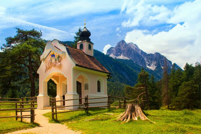 Kostel nedaleko obce Mittenwald | foto: Pixabay