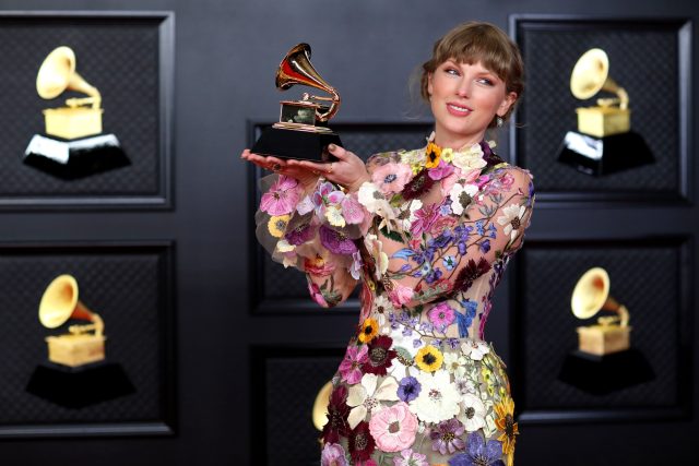 Tématem ve vysílání stanice LIT byl pochopitelně i aktuální ročník cen Grammy. Na fotce zpěvačka a skladatelka Taylor Swift. | foto: Profimedia